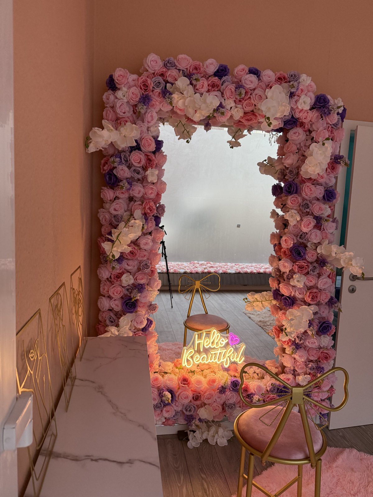 Empfangsbereich mit Blumenspiegel im Body Beauty Studio in München